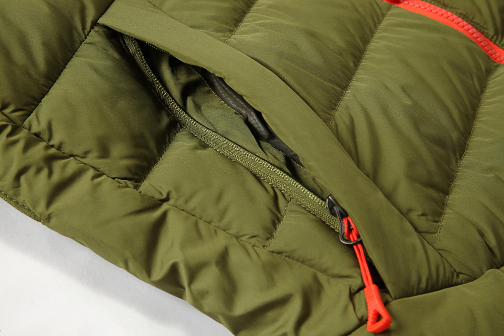 冬季羽絨服細節(jié)展示