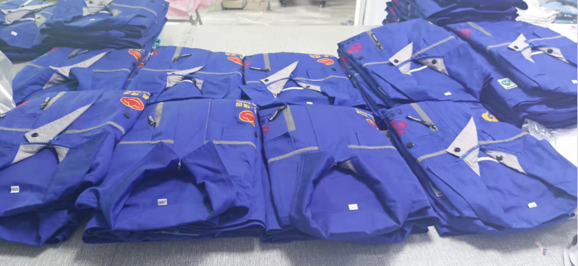 工作服套裝包裝現(xiàn)場