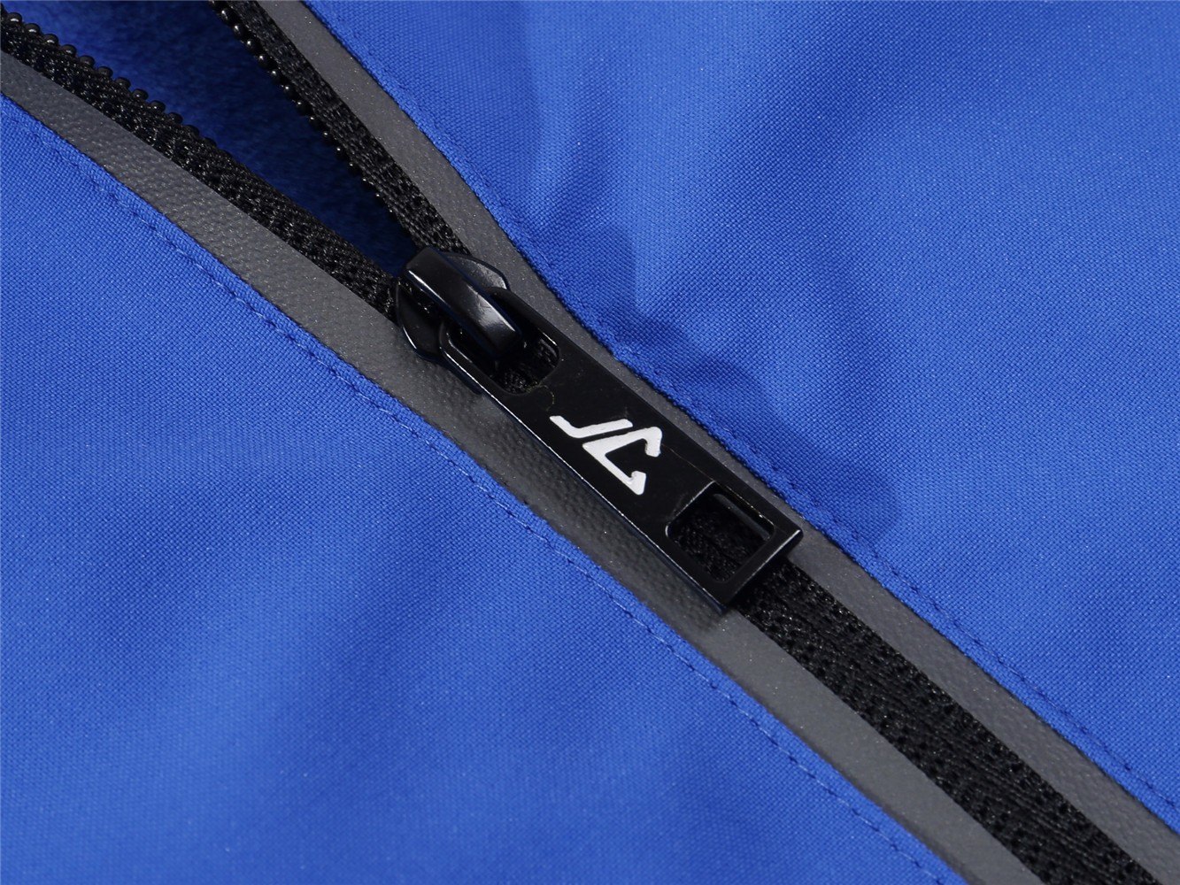 運(yùn)動(dòng)休閑沖鋒衣模特上身展示圖